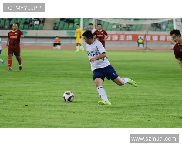 几十年后现役足球明星风采重现：岁月流转仍闪耀绿茵场